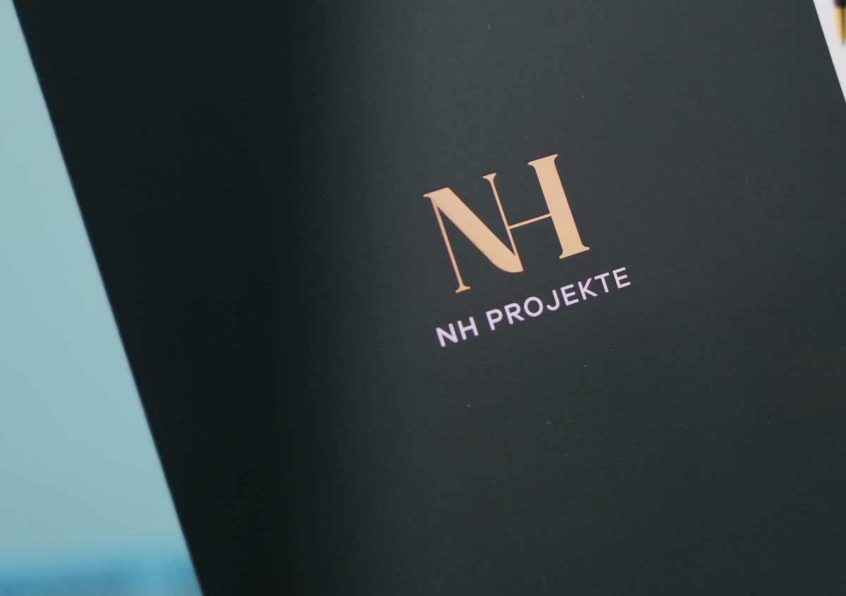 Die NH-Projektmappe in dunklem Grün mit geprägtem Monogramm, Nahaufnahme