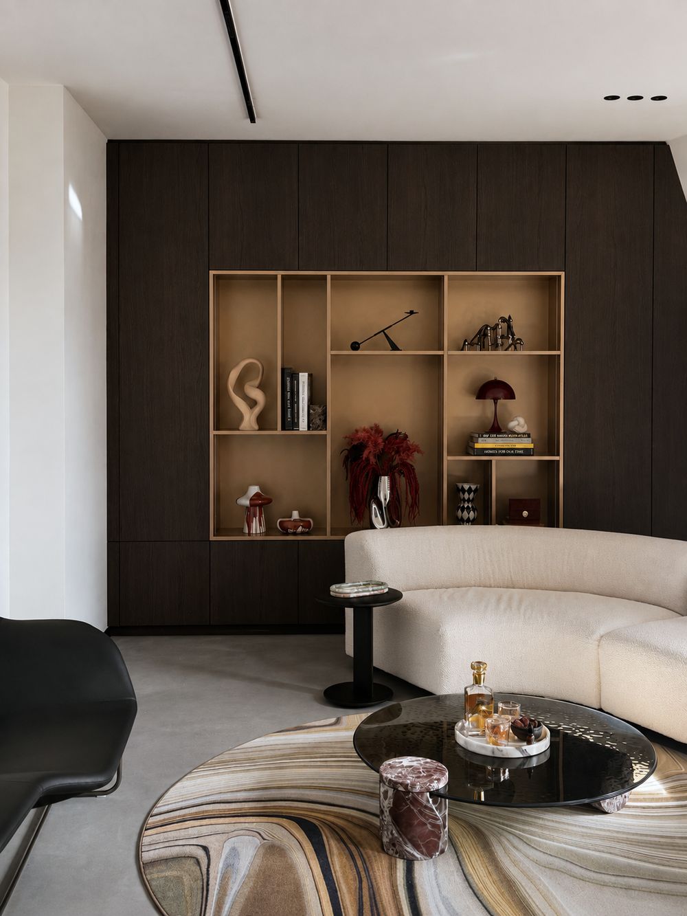 Loungebereich mit Sofa vor der Eichenregalwand