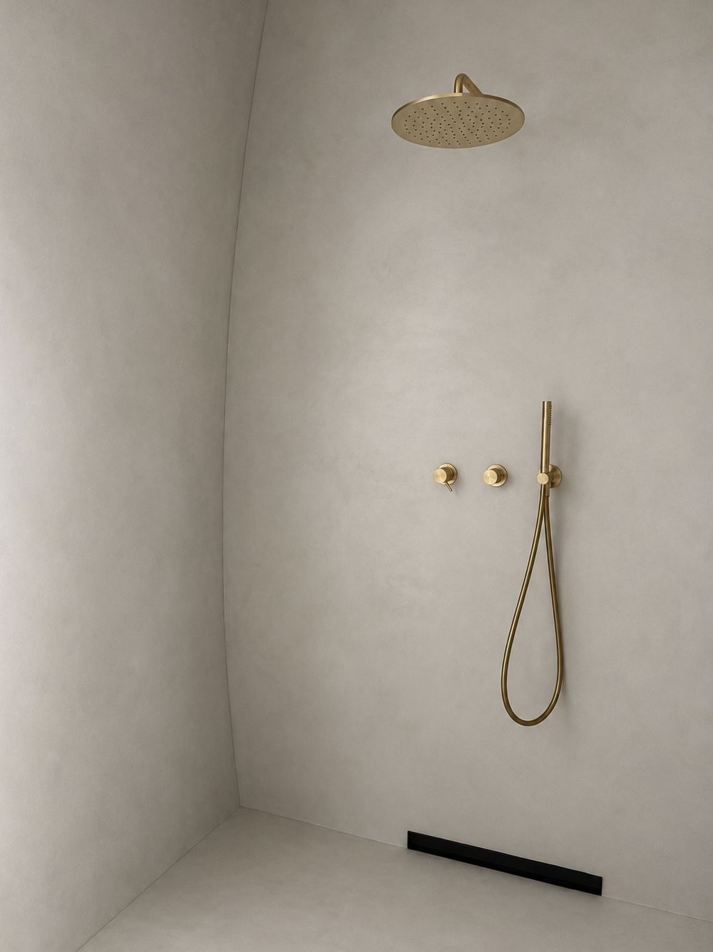 Dusche in Mineralputz mit Messingarmatur