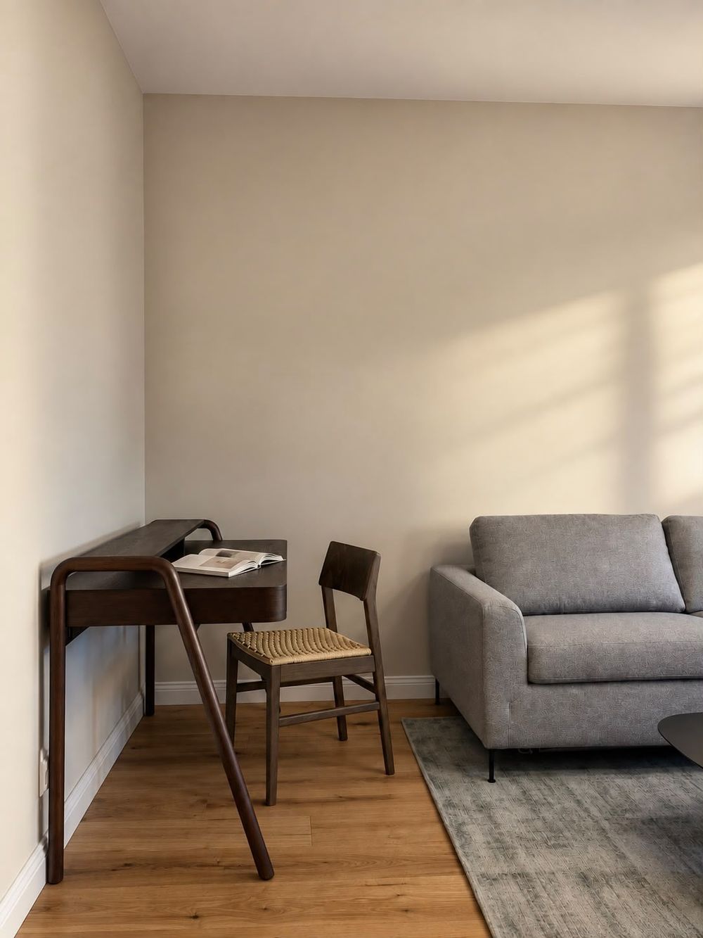 Arbeitsplatz im Wohnzimmer mit Schreibtisch aus Nussbaum