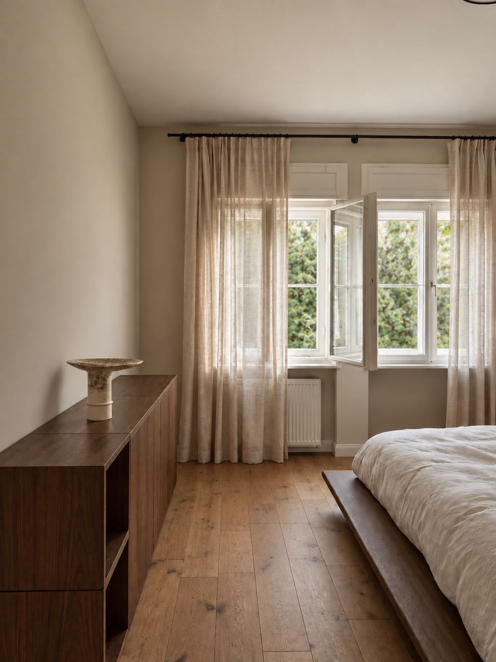Schlafzimmer mit Sideboard und Blick zum Fenster
