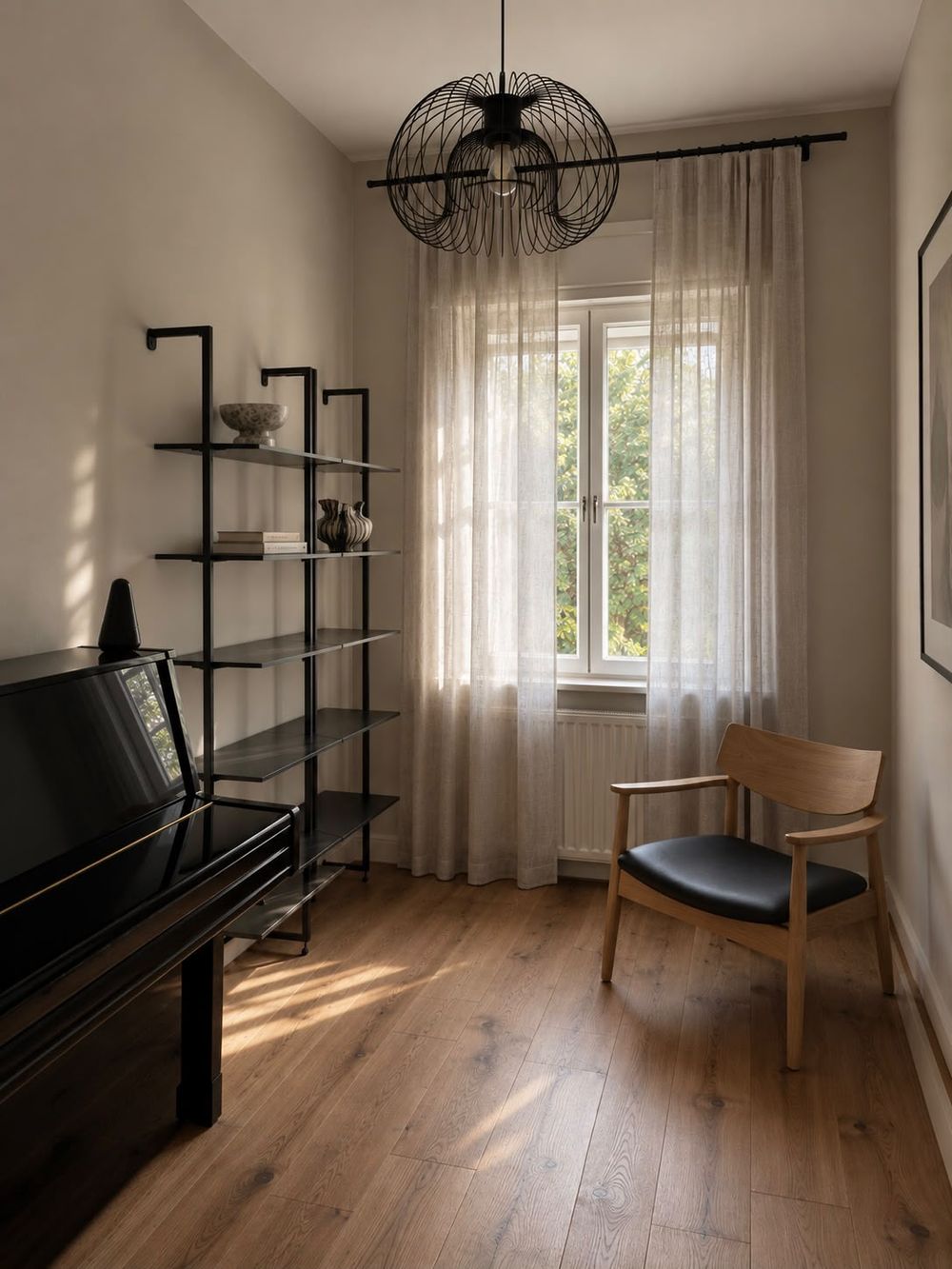 Zimmer mit Klavier und offenem Regal