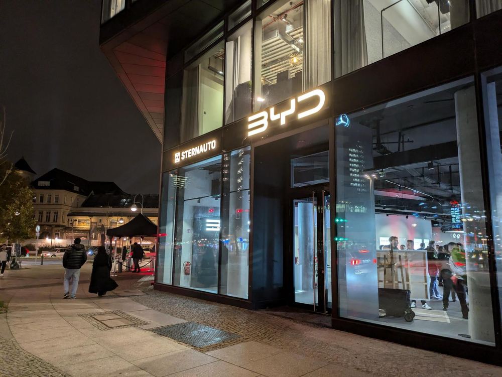 Eingang des BYD City Store am Abend