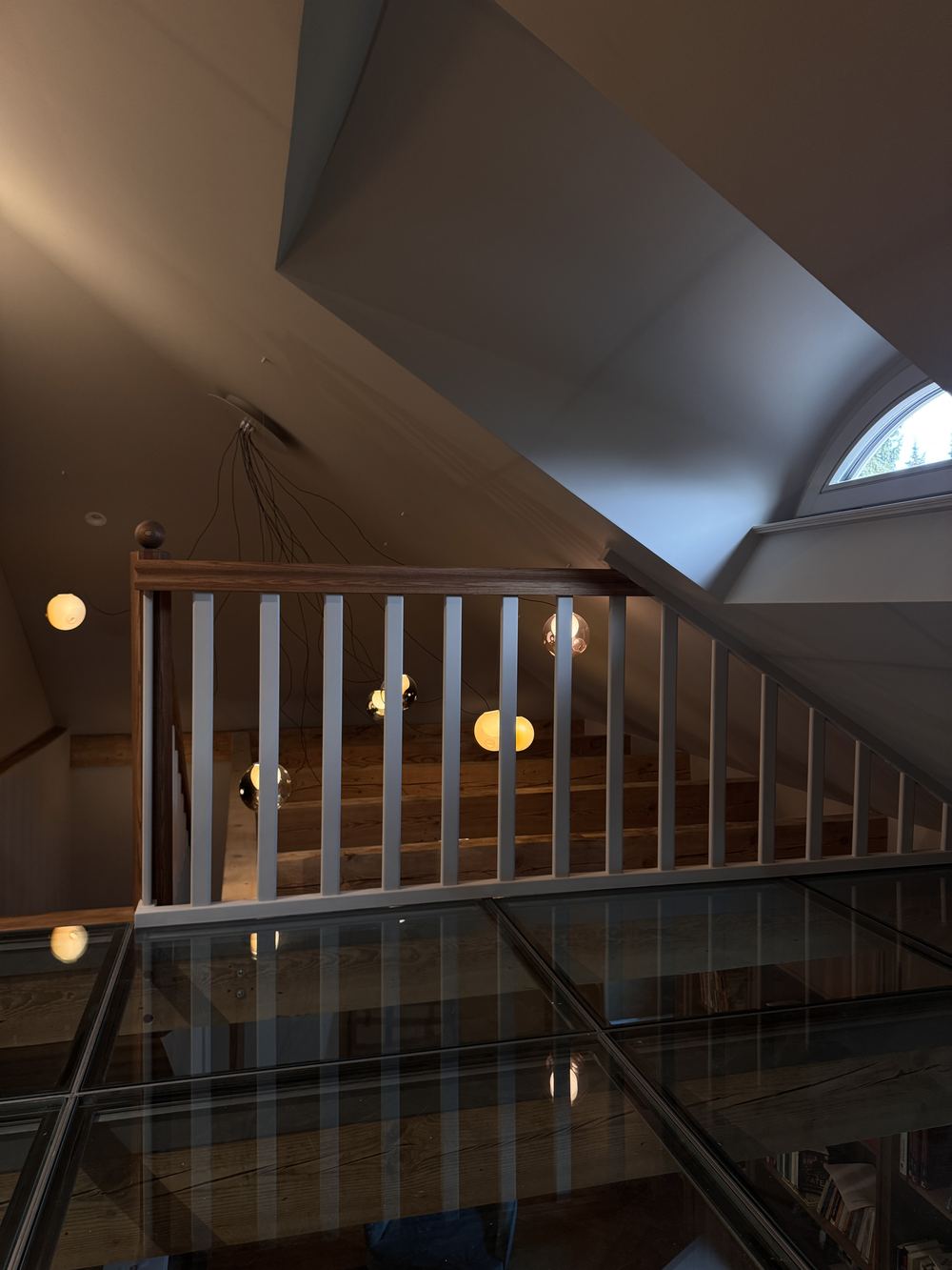 Galerie im Dachgeschoss mit begehbarem Glasboden und offener Treppe