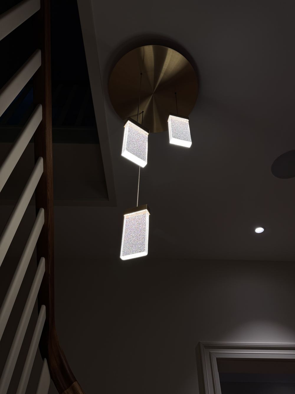Treppenhaus mit Messingscheibe und hinterleuchteten Lichtflächen
