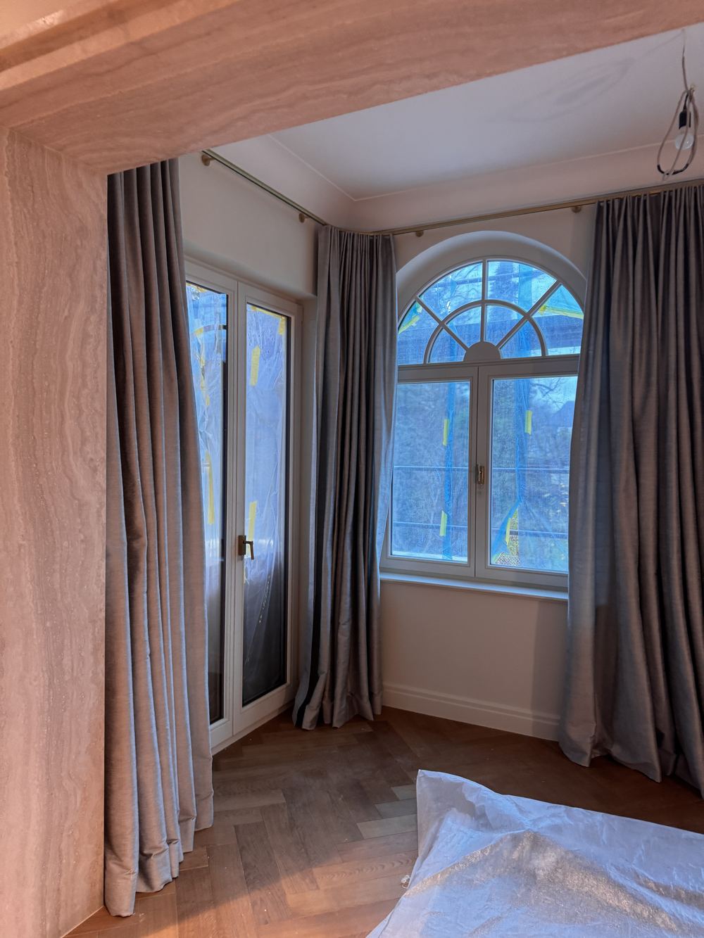Schlafzimmer am Rundbogenfenster