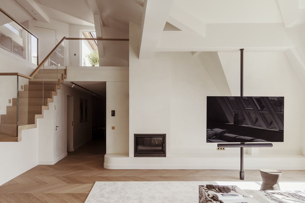 Wohnraum mit offener Treppe und Kamin