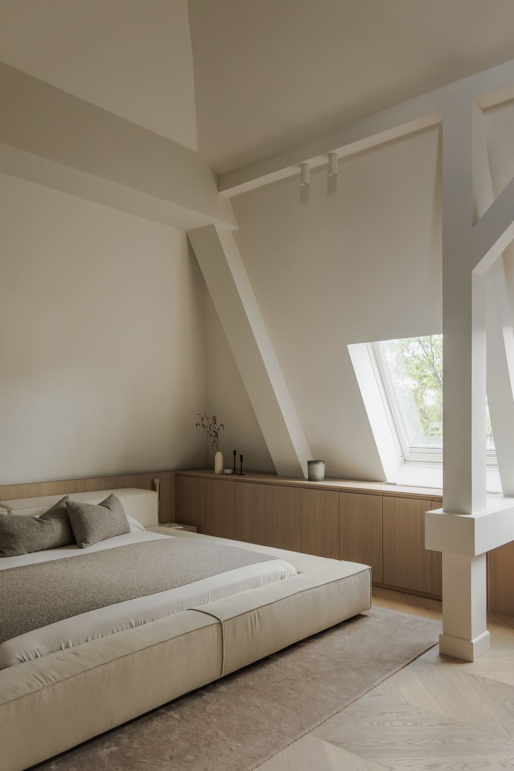Schlafbereich mit Dachflächenfenster und Sideboard aus Eiche