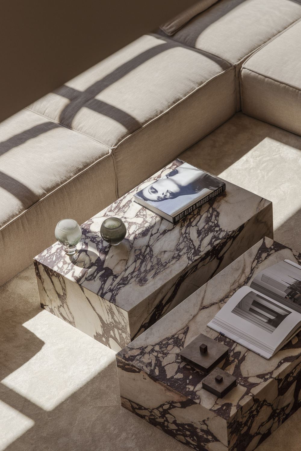 Detail: Marmorplatte des Couchtischs