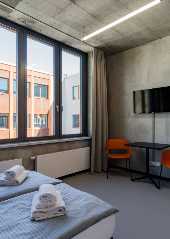 Arbeitsplatz vor der Sichtbetonwand