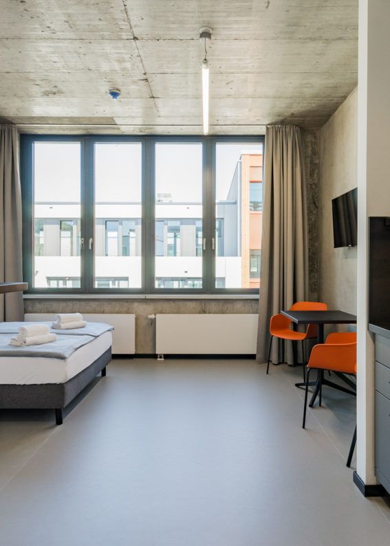 Blick vom Bett zur Fensterfront