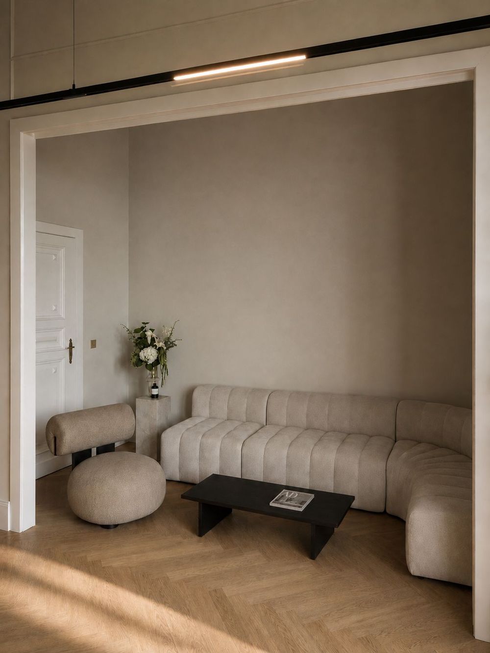 Loungebereich mit Sofa und Fischgrätparkett