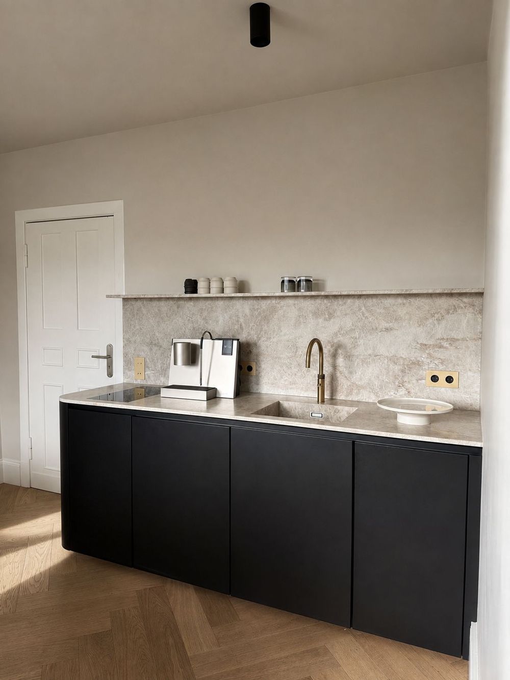 Teeküche mit schwarzen Fronten und Natursteinrückwand