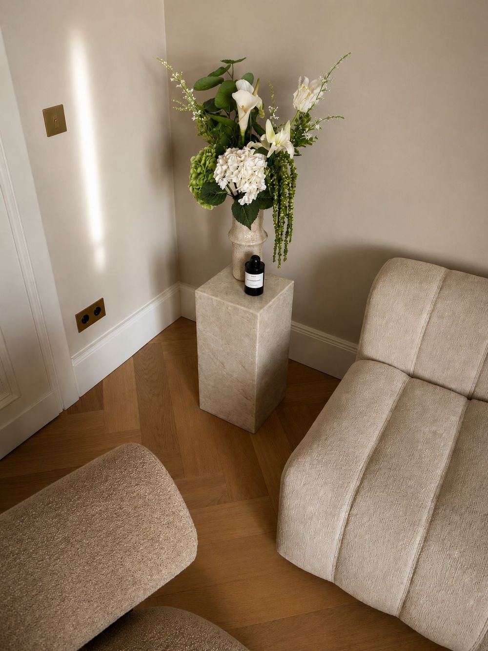 Sitzecke mit Blumen und Wandleuchte