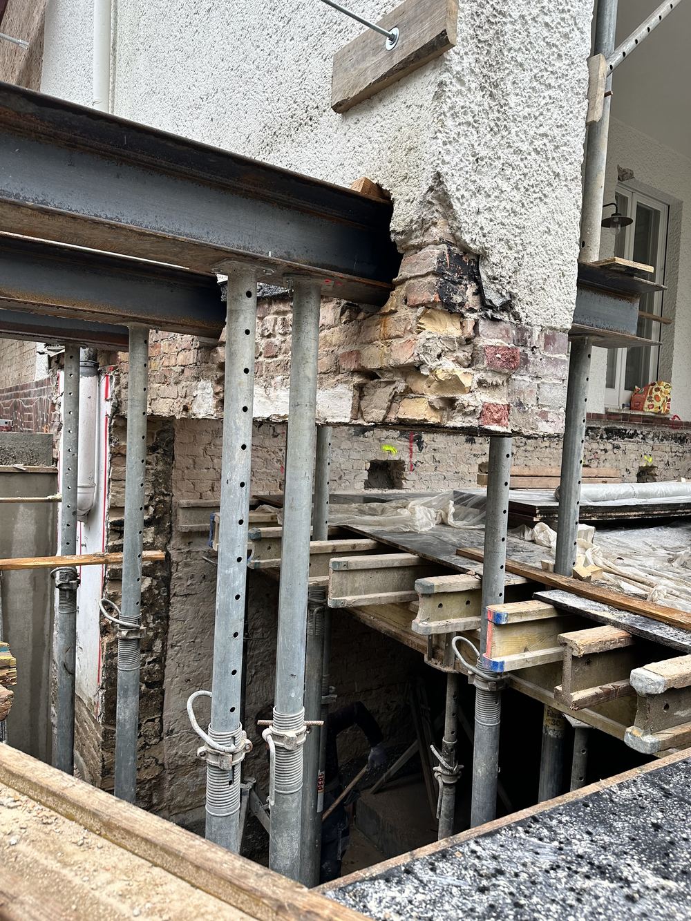 Unterfangung: Stahlträger und Stützen unter der Bestandswand für die neue Tiefgarage
