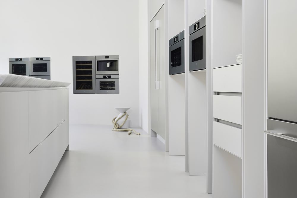 Geräteschrankwand mit Backöfen und Kühlgeräten