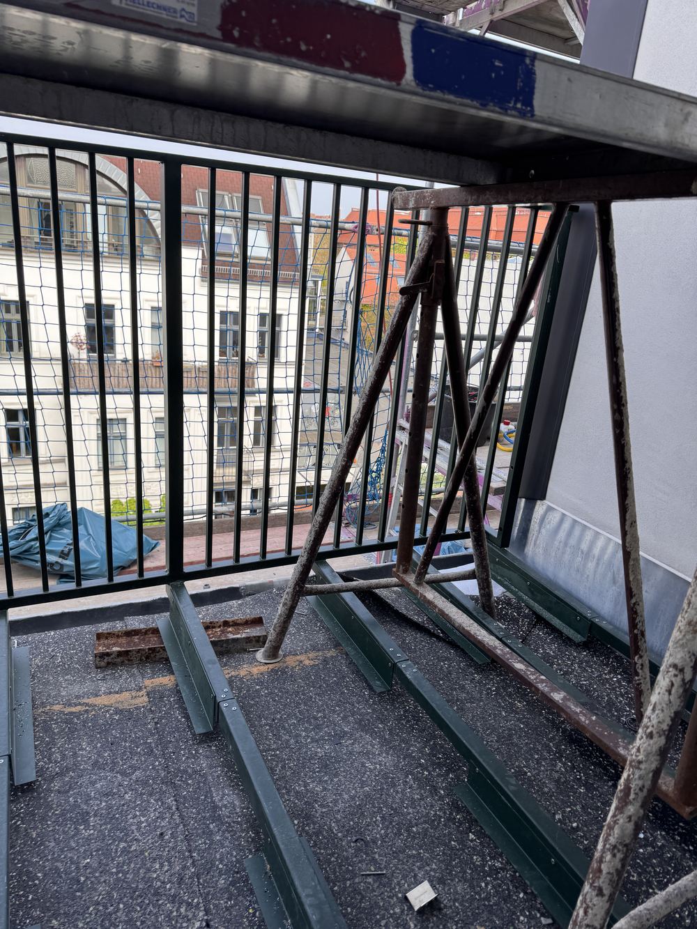 Neue Stahlkonstruktion der Aufstockung über den Dächern