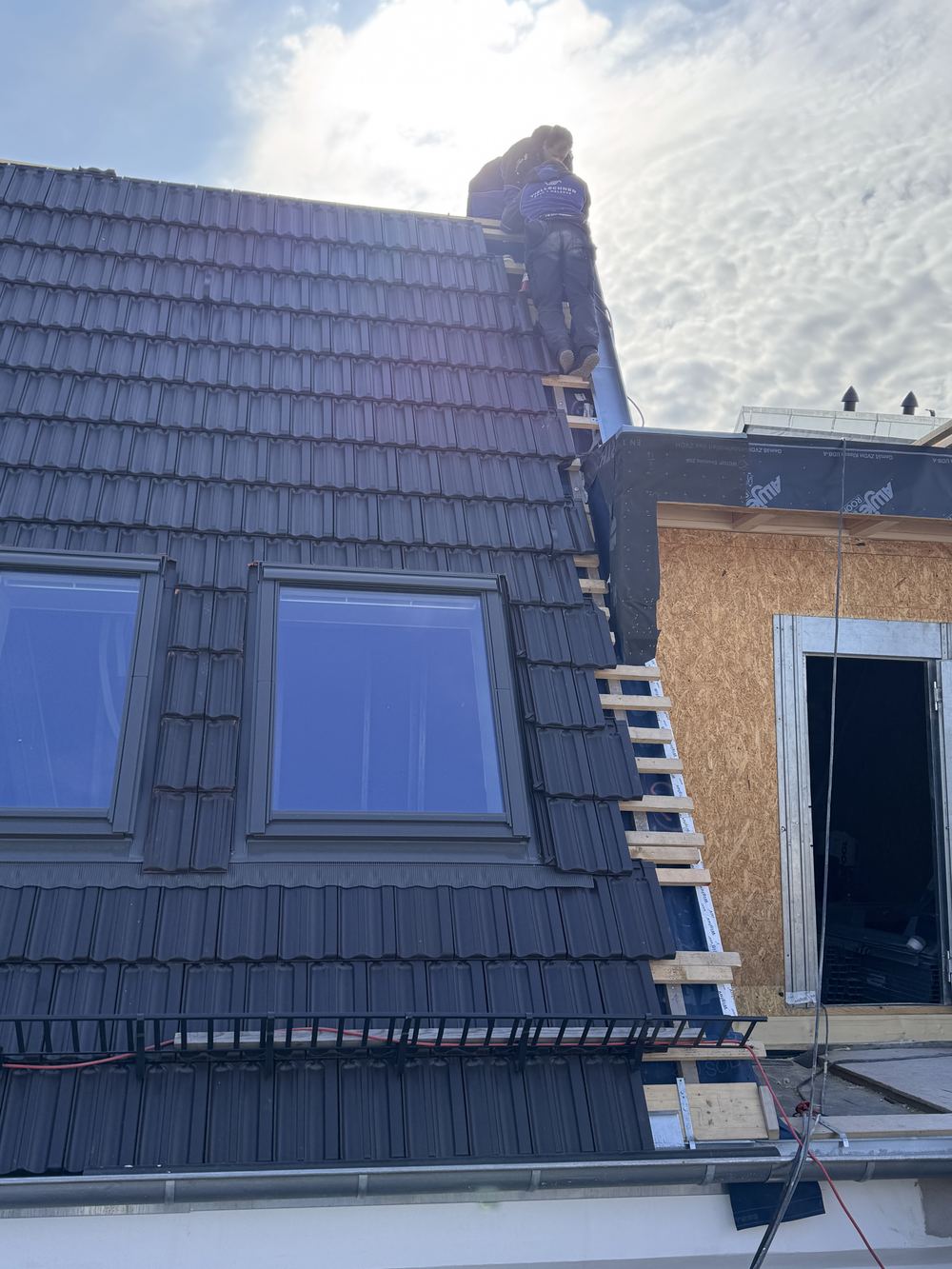 Neu eingedeckte Dachfläche mit Gauben und Dachflächenfenstern