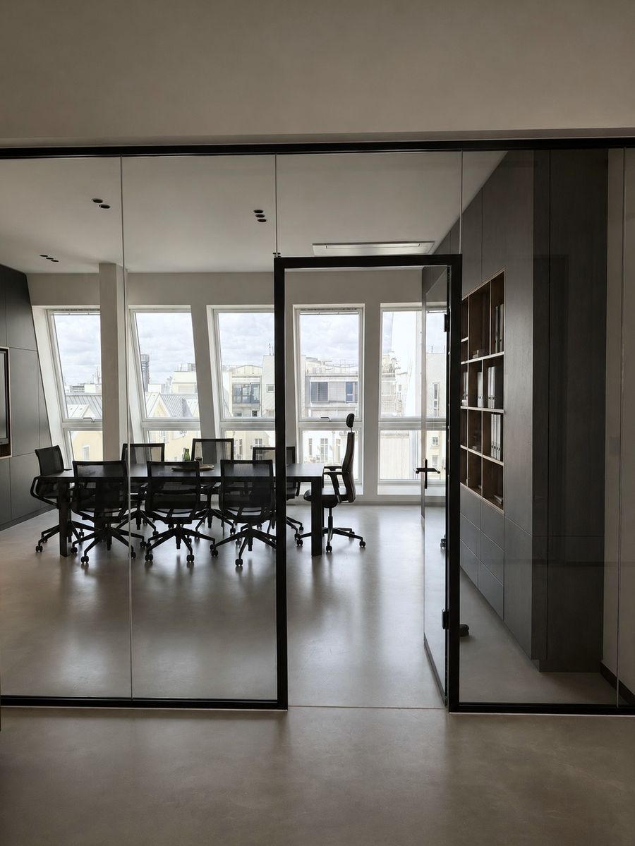 Office 30 — Konferenzraum hinter Glaswänden mit Blick über Berlin