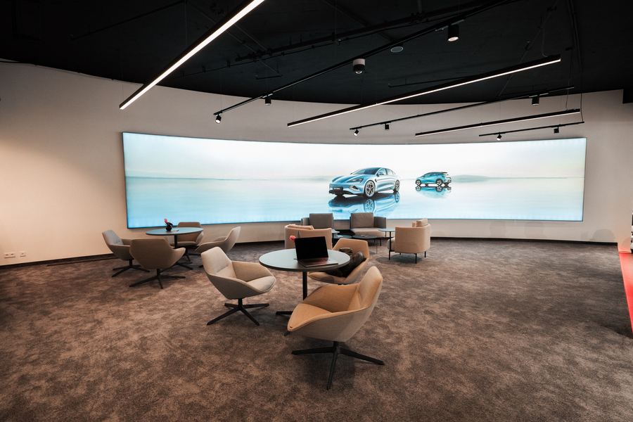 BYD City Store am Kurfürstendamm — Verkaufsfläche mit LED-Wand und Sitzgruppe
