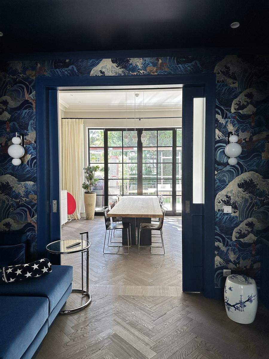 Blauer Salon mit Wellen-Tapete, Blick in den Essbereich